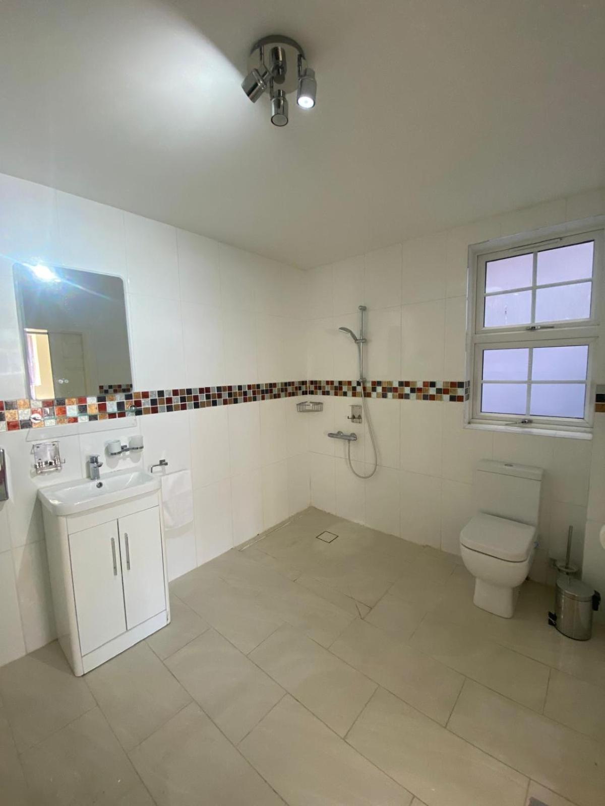 Crompton Guest House Hounslow Exterior photo