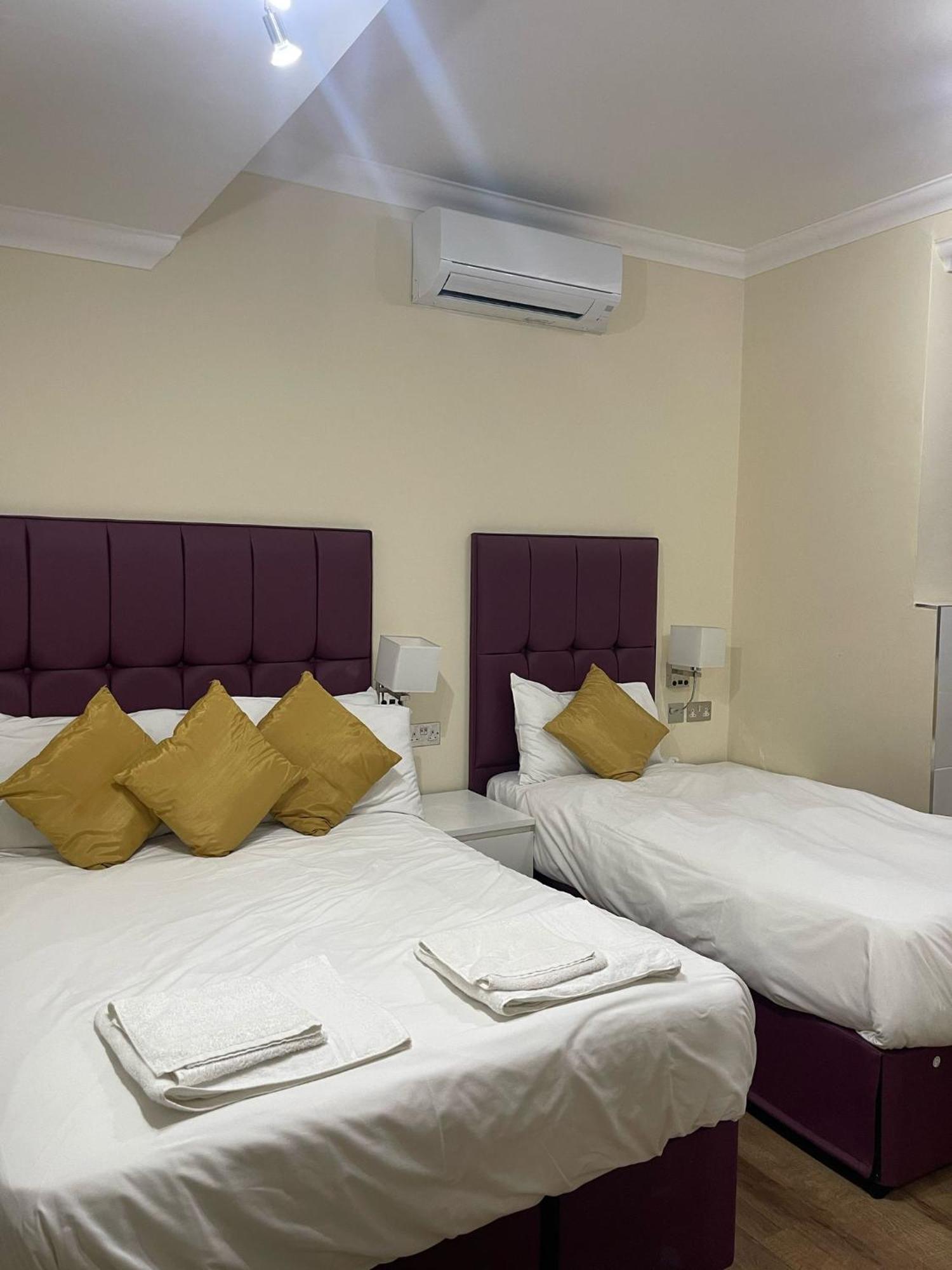Crompton Guest House Hounslow Exterior photo