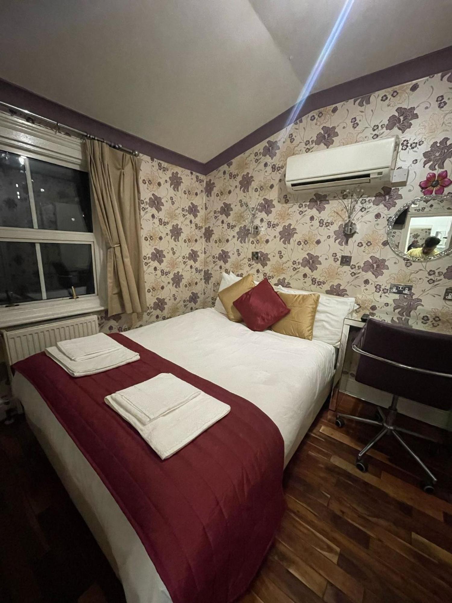 Crompton Guest House Hounslow Exterior photo
