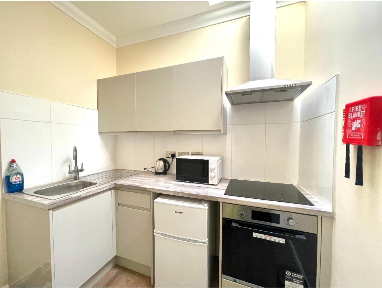 Crompton Guest House Hounslow Exterior photo