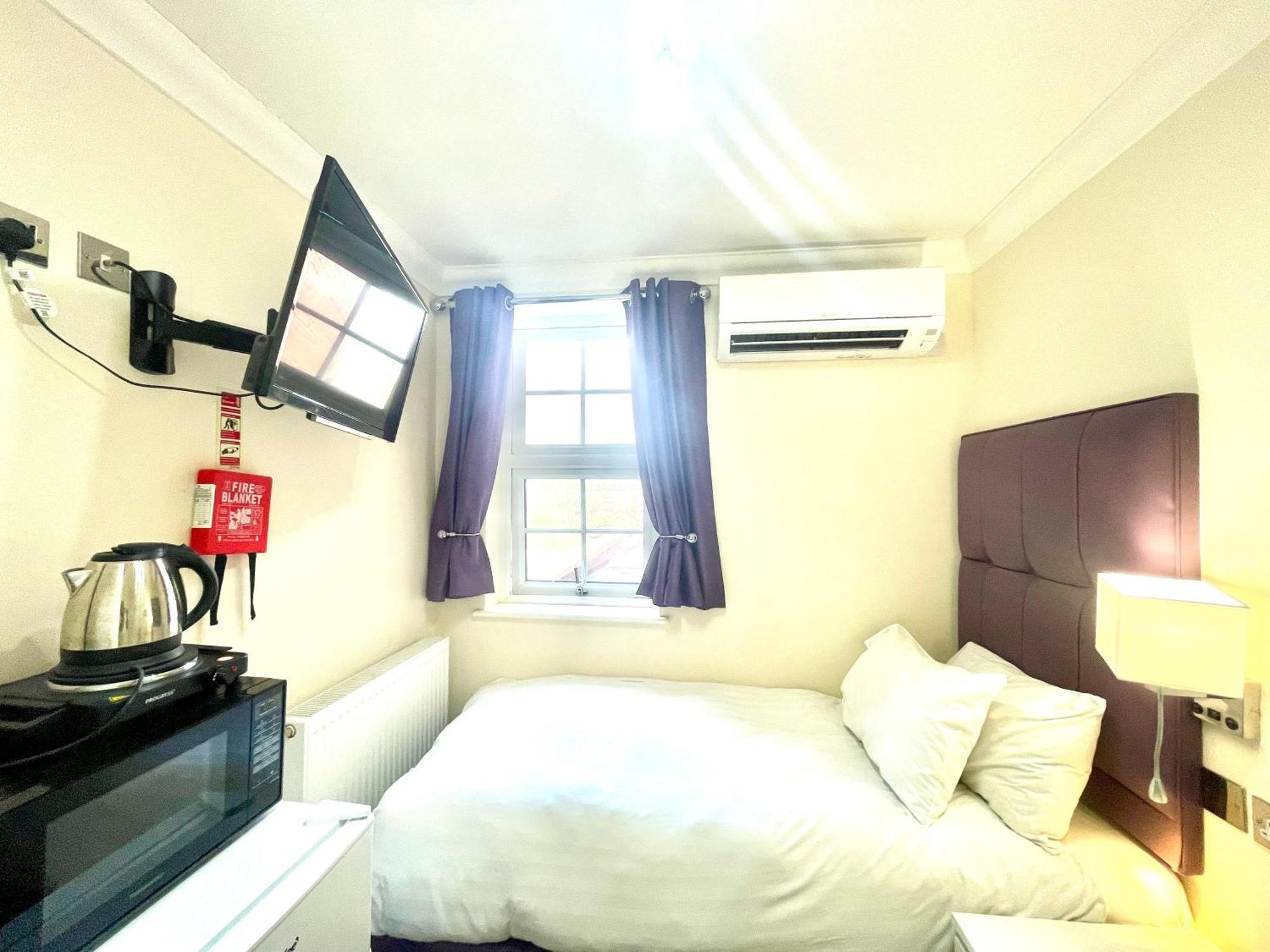 Crompton Guest House Hounslow Exterior photo